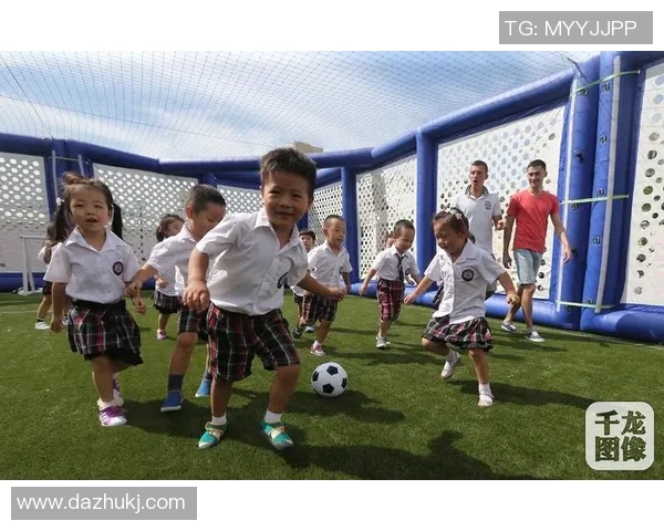 足球明星与抓娃娃的趣味瞬间精彩合集,展现运动员生活中的另一面 足球明星与抓娃娃的趣味瞬间精彩合集,展现运动员生活中的另一面