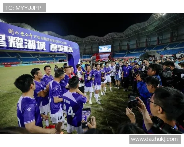 足球明星在比赛中拿走饮料引发热议网友纷纷评论其举动背后的意义