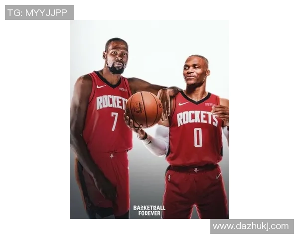 杜兰特与足球明星亲密合影展现运动员之间的友谊与激情